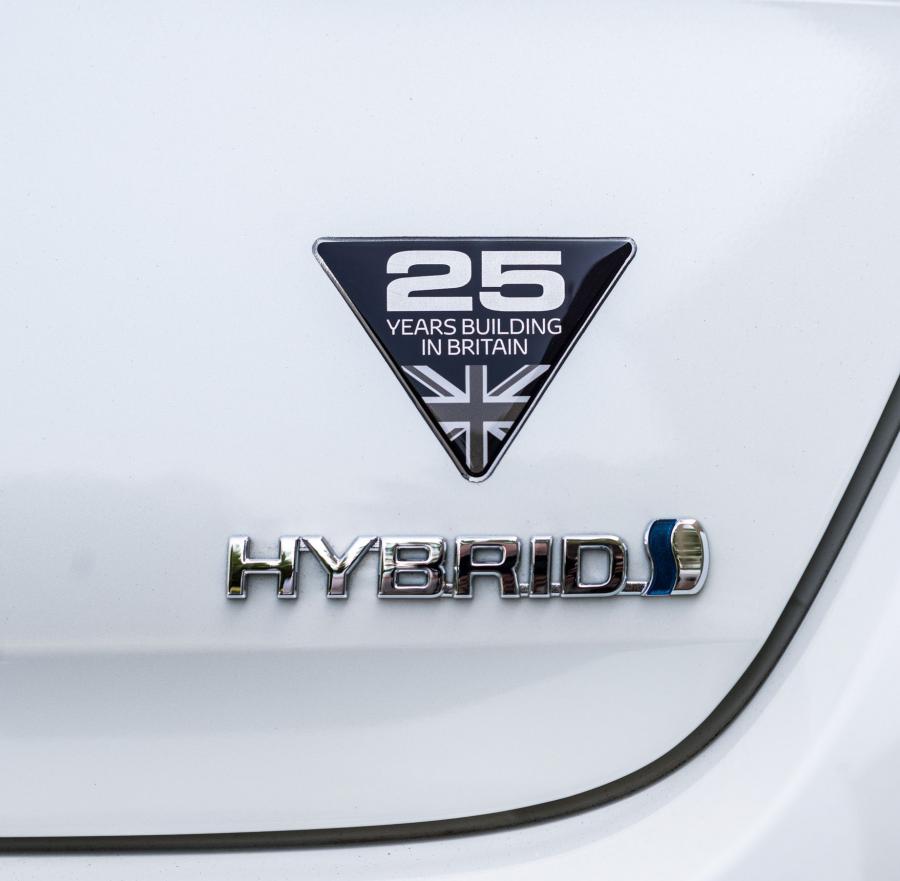 Логотип Toyota Auris Hybrid GB25 2017 года  (UK) (фото 7 из 46)